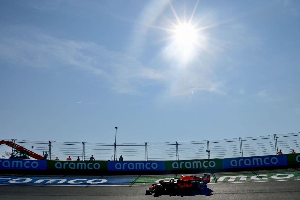 Max Verstappen se lleva el Gran Premio de Holanda y triunfa en su casa ante su público y, además, vuelve a la cima de la Formula 1. El podio fue compartido con Lewis Hamilton y Valtteri Bottas de Mercedes Benz en segunda y tercera posición, respectivamente. El mexicano Sergio Pérez quedó en octava posición.