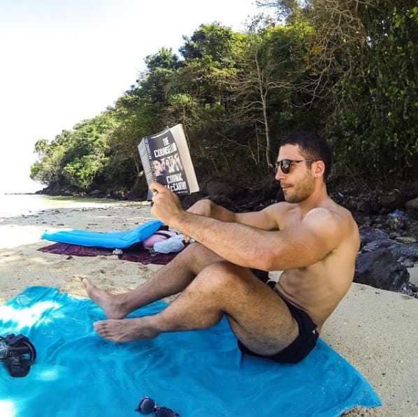 El apuesto y musculoso actor llega a la pantalla de UniMás para enamorarnos como ‘Alberto Márquez’ en la serie Velvet. Aquí te dejamos con las mejores del galán español más deseado por todas.