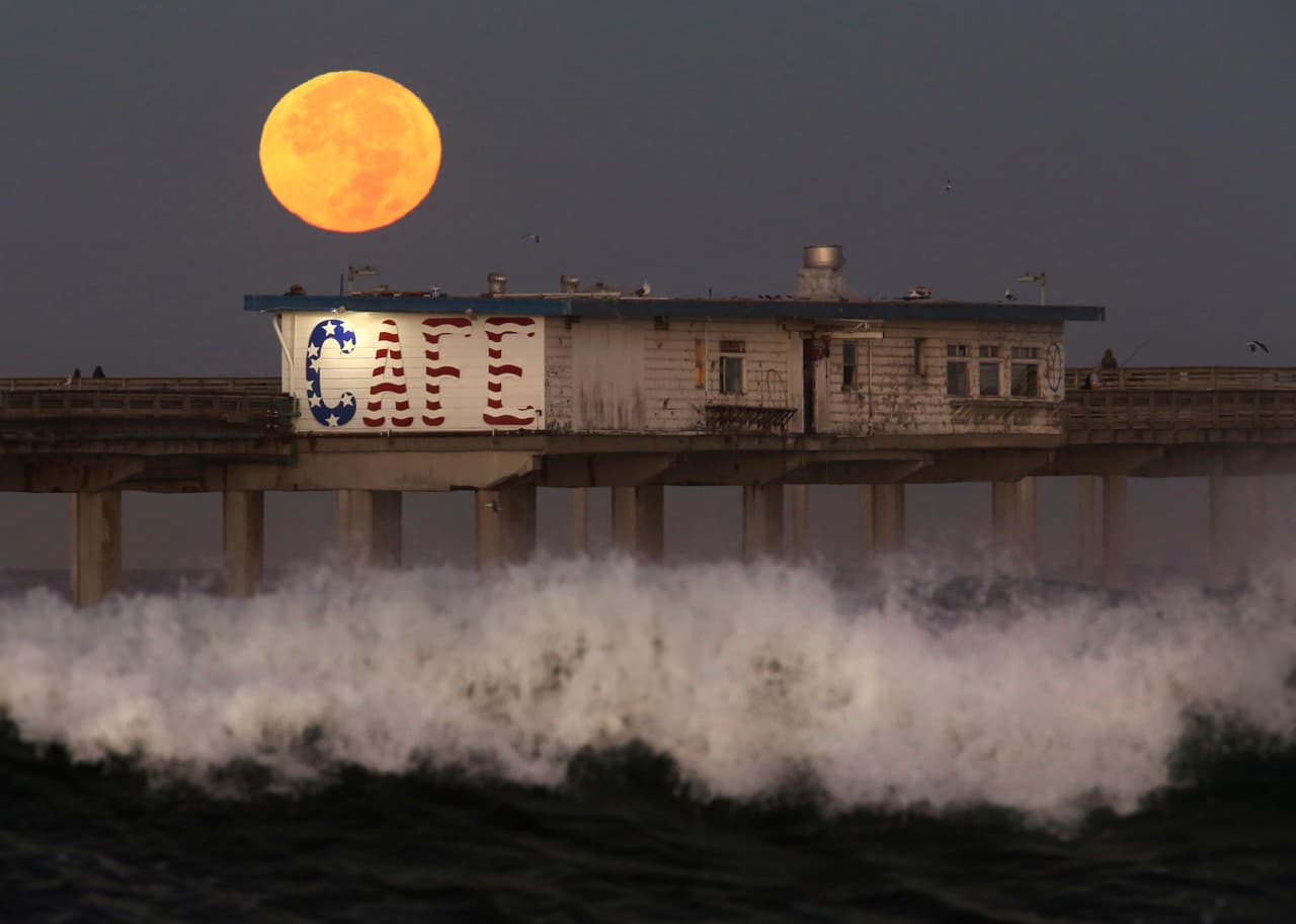 Así se observó la superluna desde el muelle Ocean Beach en San Diego, California. Los científicos de la NASA afirman que el fenómeno es especial porque desde 1948, la luna no está tan cerca de la Tierra.