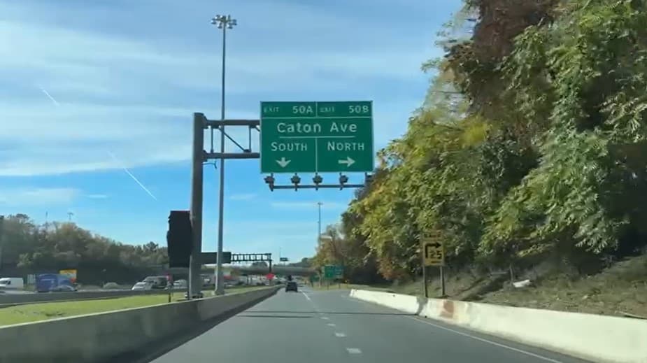 El cuerpo se encontraba en la salida 50 de la avenida Caton sobre la Interestatal 95 hacia el sur.