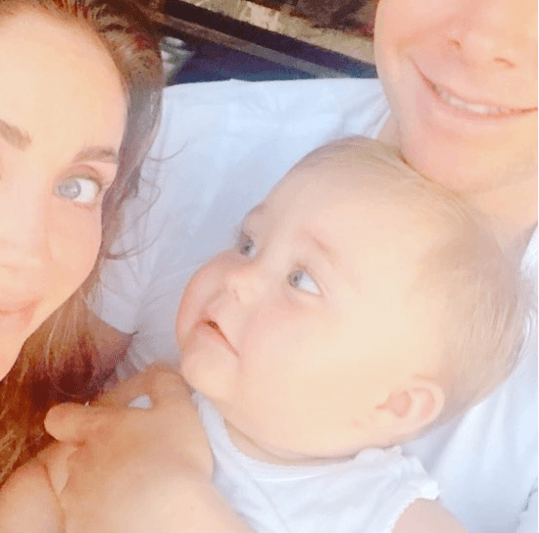 Con esa inocente mirada, Manuel se ha robado el corazón de la actriz y cantante.