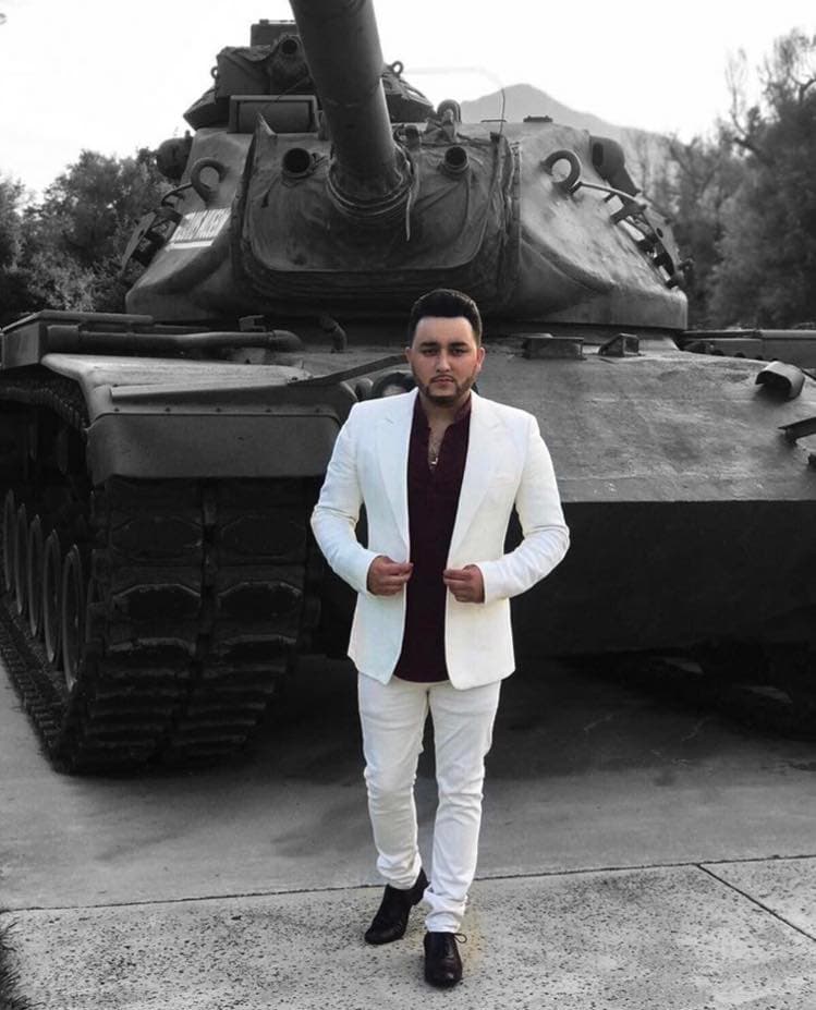 Kevin ha aprendido cómo desempeñarse en los escenarios pues proviene de una familia que le heredó el gusto por la música y desde los 4 años está metido en esto. Además, tiene a su lado al mejor consejero, su hermano Gerardo Ortiz.