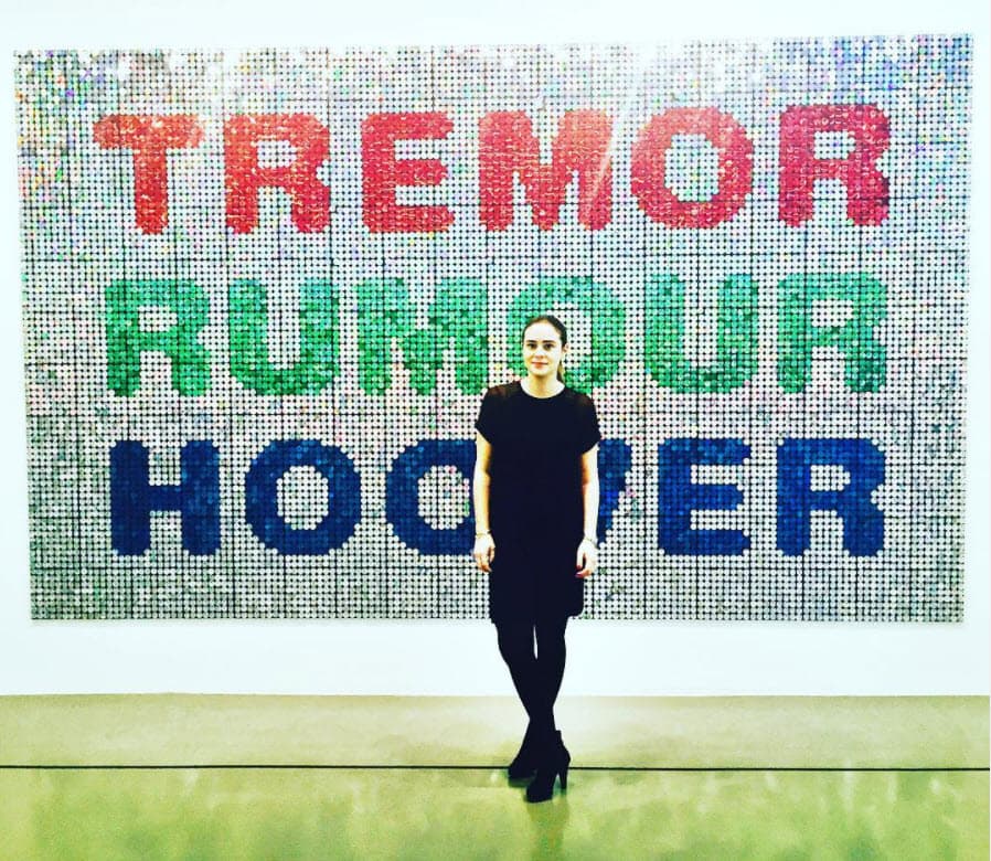 La pareja contó a MTV News que les llevó un total de casi 48 horas leer las 335 páginas del paquete de estatutos que comprenden la Ley. Luego
<b><a href="http://www.mtv.com/news/3163399/coronavirus-stimulus-bill-online-quiz-naomi-biden-peter-neal/" target="_blank"> crearon un cuestionario</a></b> y lo subieron a Internet para ayudar a las personas a entenderlo y que verificaran si eran elegibles para la ayuda. 
<br>