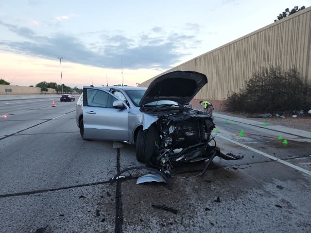 El conductor en sentido contrario es un hombre de 22 años y se sospecha que estaba bajo la influencia. El hombre también sufrió lesiones que no ponen en peligro su vida y fue trasladado a un hospital.