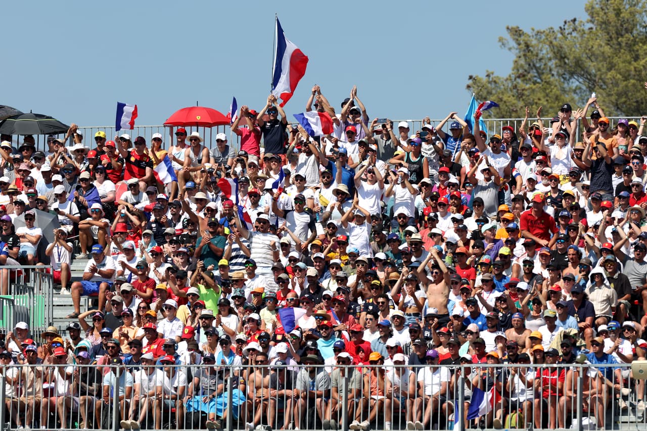 Max Verstappen conquistó el Gran Premio de Francia por delante de Lewis Hamilton y George Russell. Checo Pérez fue cuarto y Charles Leclerc tuvo que abandonar la carrera tras un impactarse con el muro.