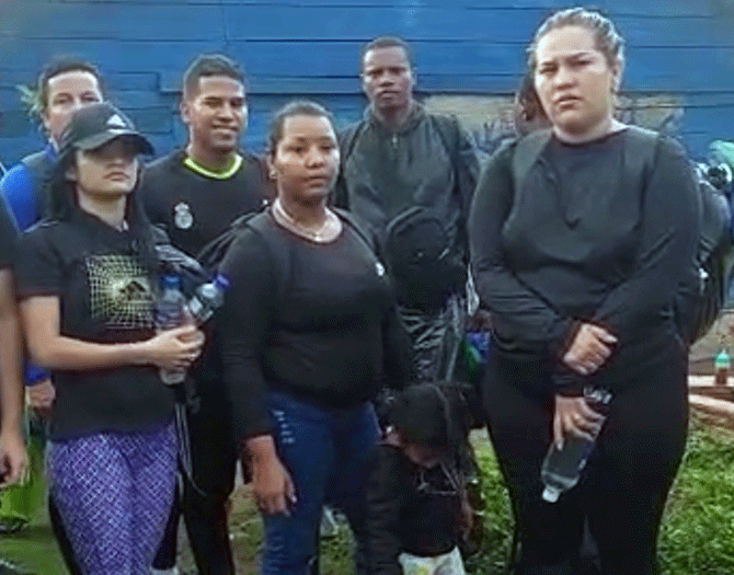 Migrantes se preparan para entrar a la selva del Darién