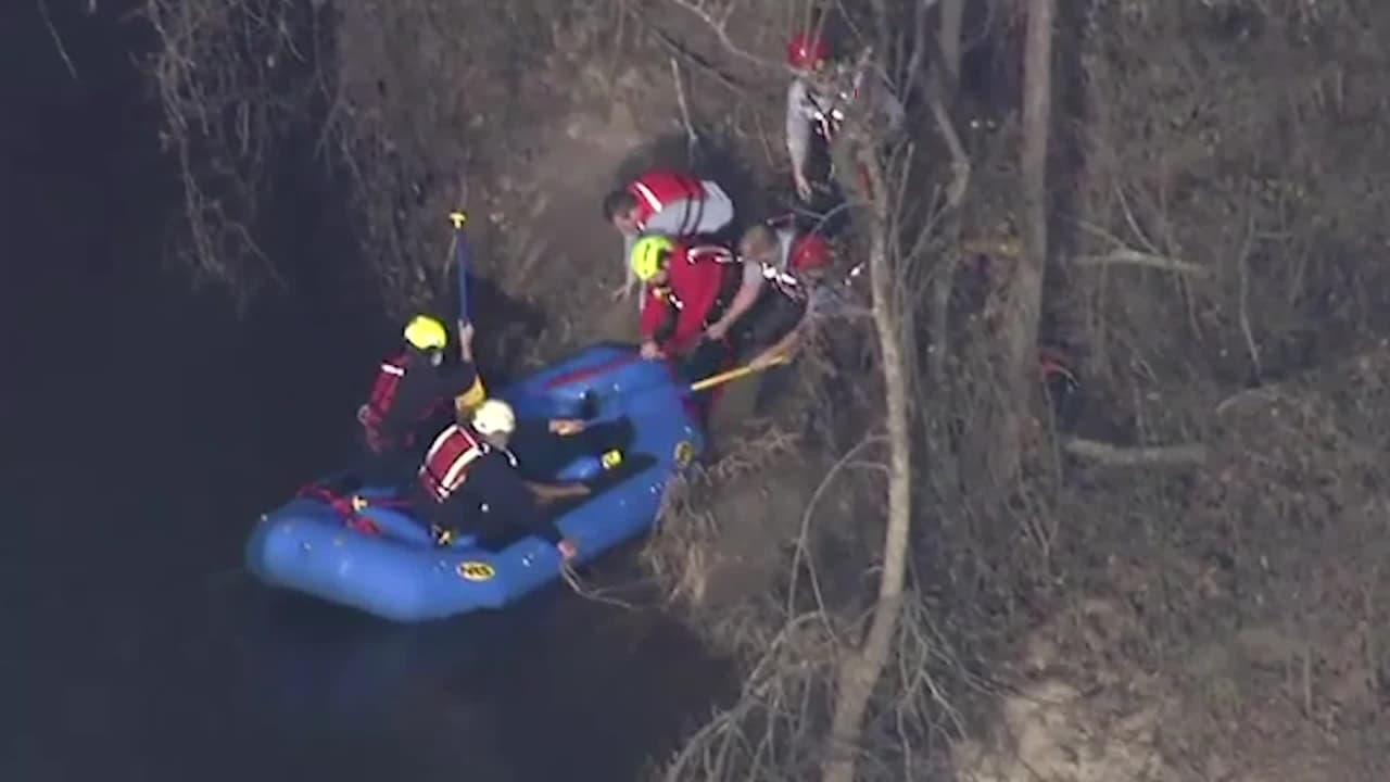 Así rescatan a un hombre y a su perro tras caer en el río Neuse