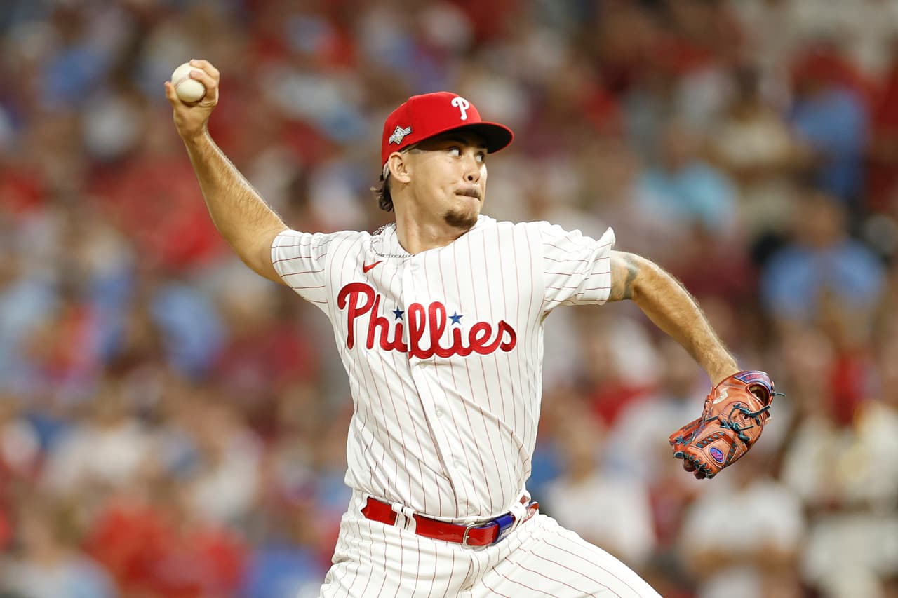 Orion Kerkering # 50 de los Filis de Filadelfia lanza durante la octava entrada contra los Marlins de Miami en el segundo juego de la Serie Wild Card en Citizens Bank Park el 4 de octubre de 2023 en Filadelfia, Pensilvania.