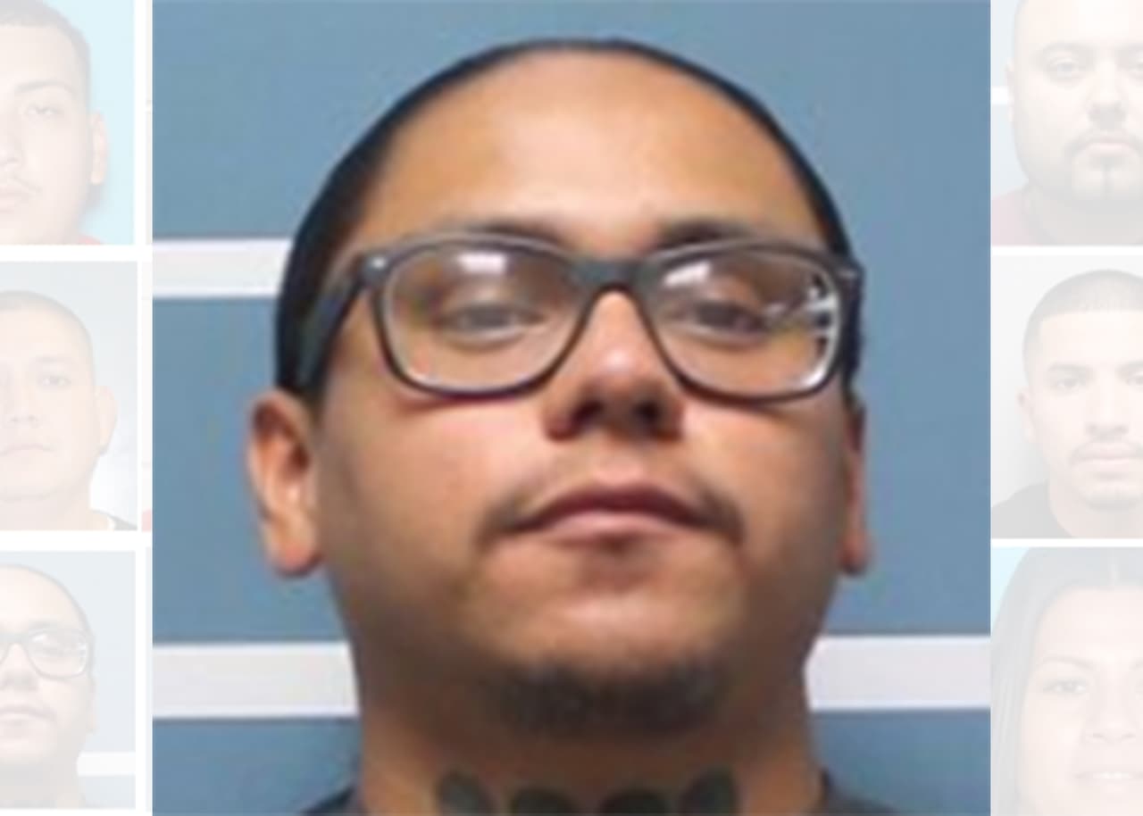 Joseph Contreras, de 25 años, y residente de Cutler, es sopechoso de poseer un arma de fuego y ser miembro de una pandilla criminal.