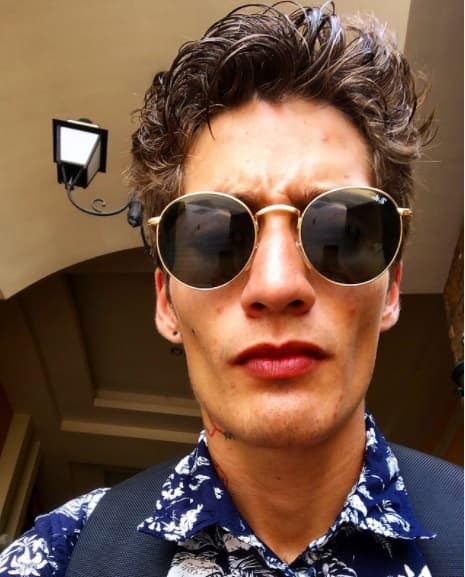 "Espero que el muchacho también
<b> recapacite</b> y vea las cosas de otra manera, porque
<b>ser joven es una enfermedad que se quita con el tiempo</b> y su niño está muy joven, no hay nada que pueda hacer más que aguantarse", agregó.
<br>