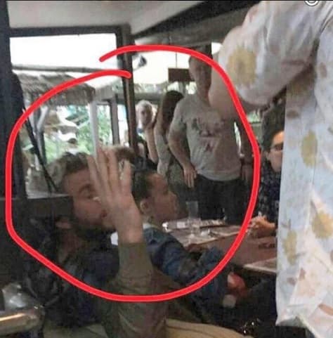 Esta es otra de las imágenes donde podemos ver que la pareja estuvo muy juntita. Se dice que se abrazaron y besaron.