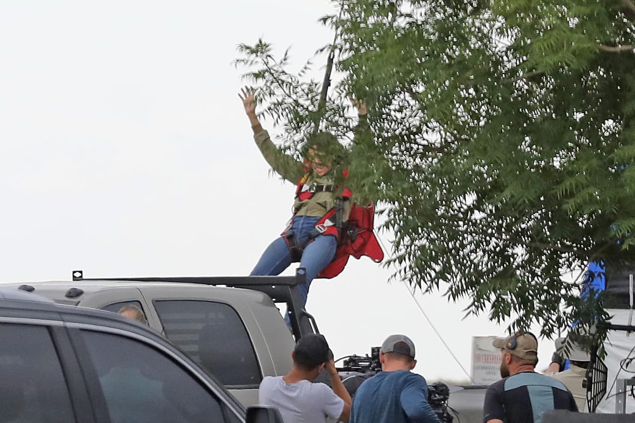 Las escenas implicaron que su personaje callera del cielo para 'aterrizar' en la parte trasera de una camioneta.