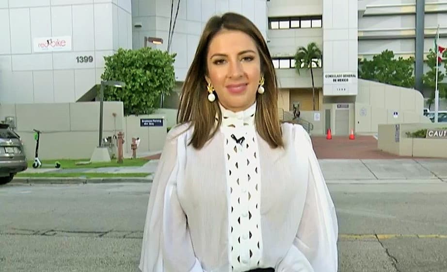 Como si se leyeran el pensamiento, ambas presentadoras optaron por una linda blusa blanca con mangas 'oversize', una tendencia que pisó fuerte desde finales del año pasado.