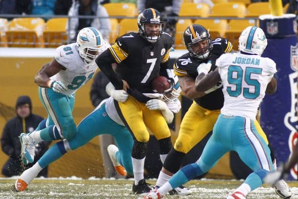 Los fanáticos de los Dolphins ya no hablan de la controversia Incognito/Martin, ni si Ireland o Philbin estarán con el equipo en el 2014, sino que pasan horas calculando… ¡porque tenemos chance de ir a los playoffs! Al principio de la temporada, y sobre todo, después de perder -casi deshonrosamente- contra Tampa Bay y Buffalo, los comentarios sobre Miami eran negativos. Qué si las novatadas, qué si Tannenhill, qué si el running game, qué si la línea ofensiva, que si… qué se yo… Pero ahora, las cosas han cambiado y solo se mencionan las posibilidades que tenemos de jugar en enero. ¡Ay, bendito! Bueno, después de este encontronazo con los portadores de las terribles toallas amarillas, donde salimos vencedores … por media pulgada… 34-28, ya todo me parece posible. Arriba Tannenhill (20 de 33, para 200 yds); arriba Wake and Odrich; arriba Thomas (105 yds, un TD en 16 acarreos); arriba Clay con sus dos TD y arriba Philbin, que mantiene el invicto en la revisión de las jugadas (obtuvo el cambio de “incomplete pass” a TD de Hartline). ¡Arriba, Dolphins, seguimos cuesta arriba!