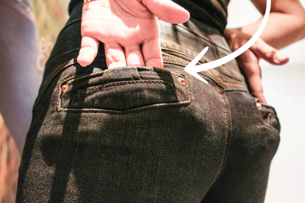 En busca (del misterio) de los jeans "levantacola" colombianos