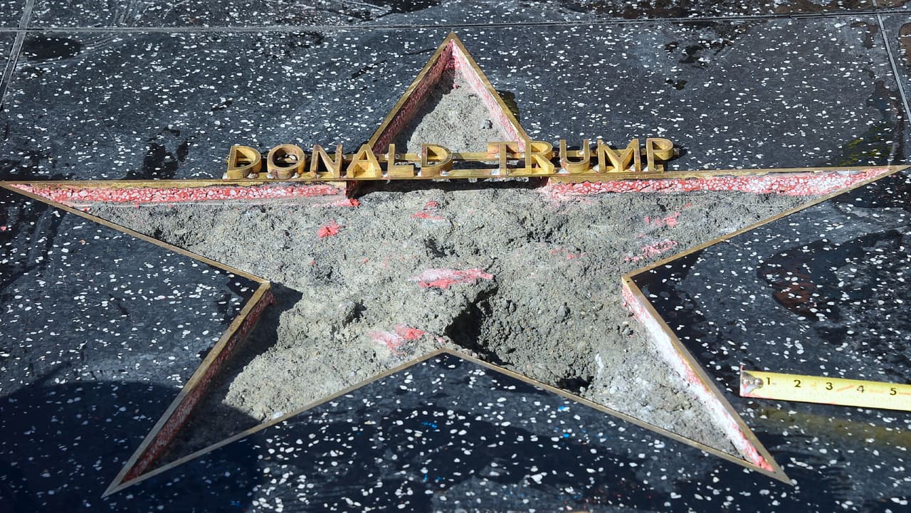 En octubre de 2016 la estrella fue
<a href="https://www.univision.com/los-angeles/kmex/noticias/vandalismo/destrozan-a-martillazos-la-estrella-de-donald-trump-en-el-paseo-de-la-fama-en-hollywood"> destruida con un martillo por James Lambert Ortiz</a>, quien atacó la tradicional acera de Hollywood vestido de trabajador de la construcción.