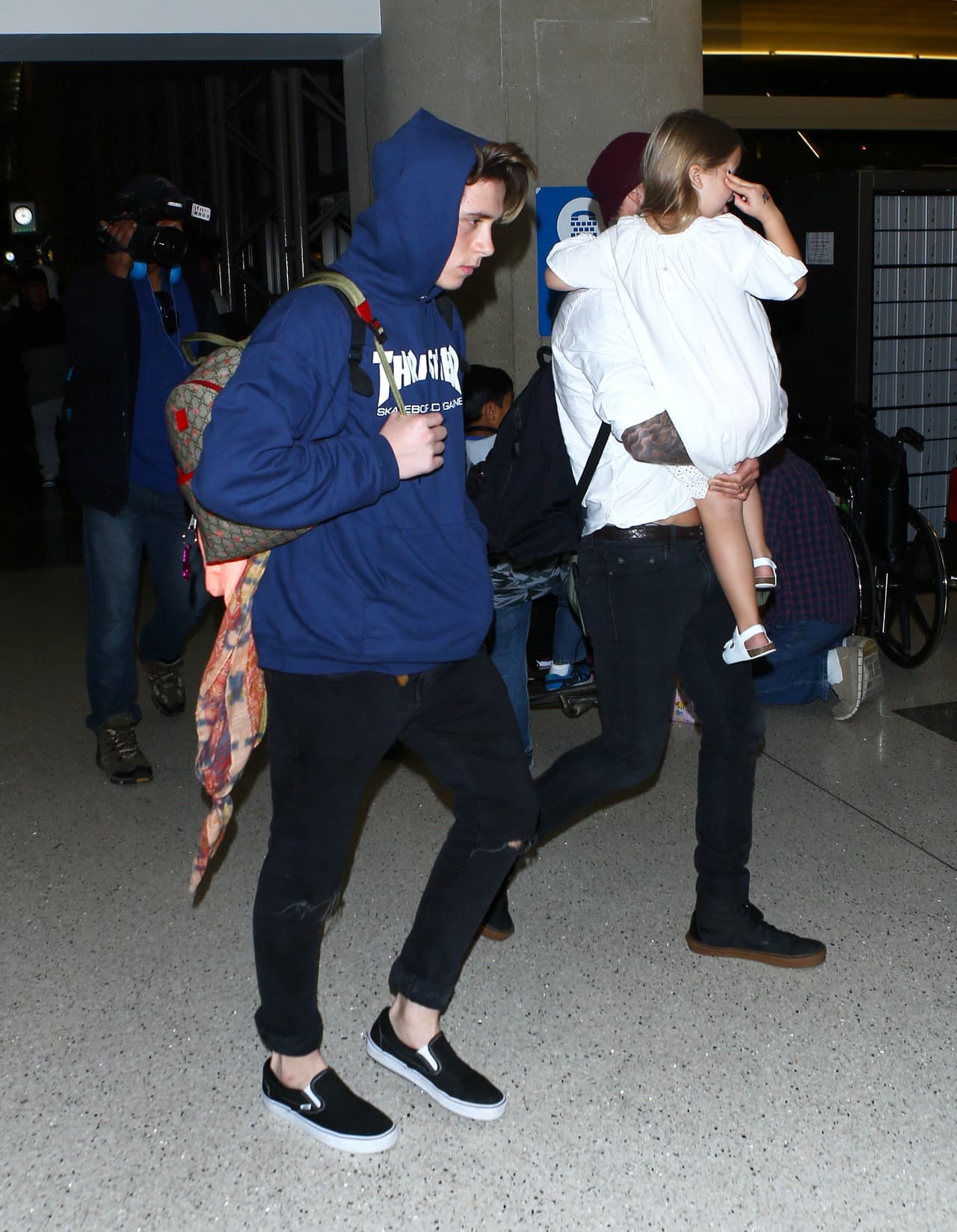 David la cargó para avanzar más rápido.