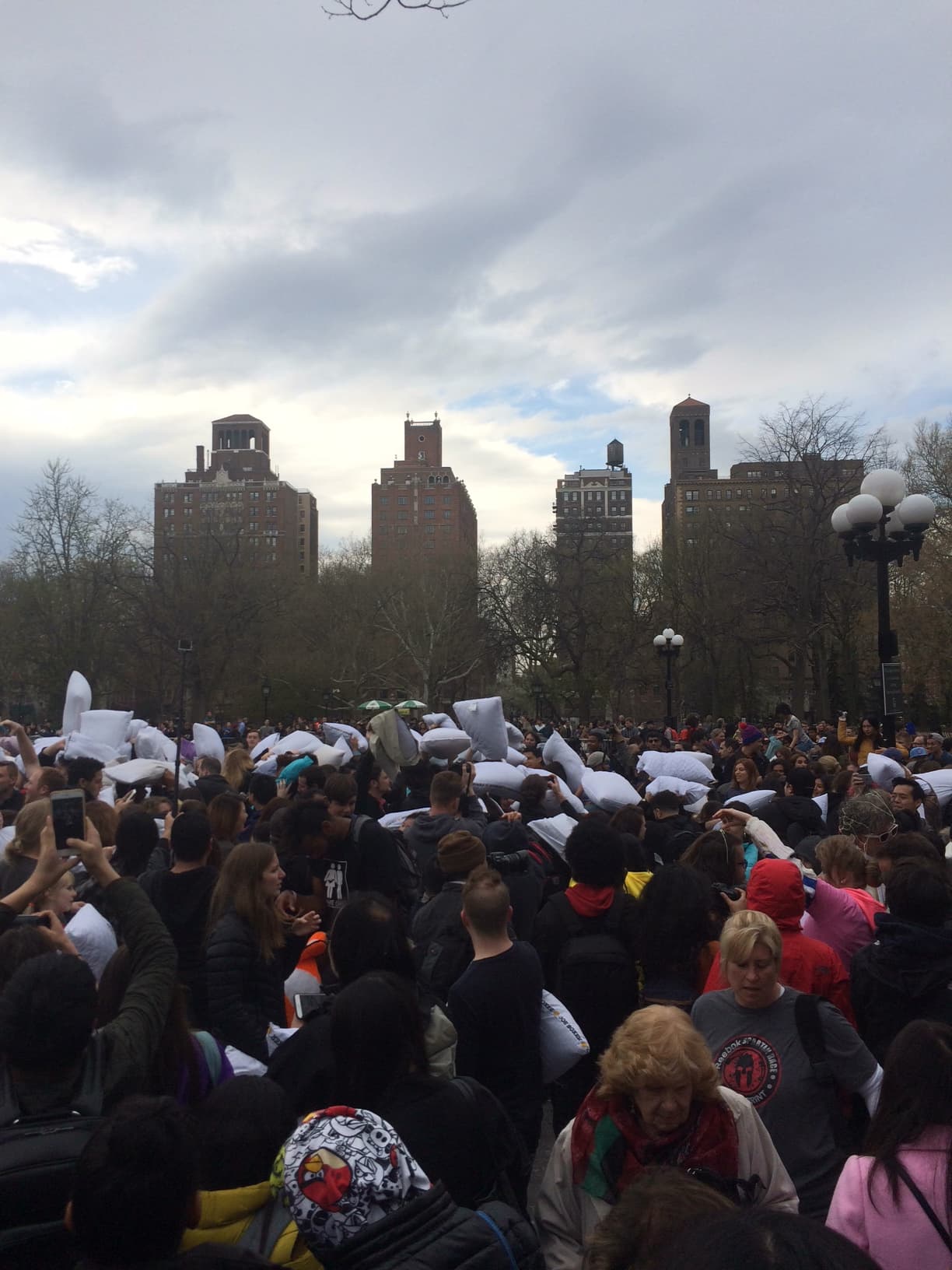 ¡Cuidado! Almohadas vuelan en Washington Square Park