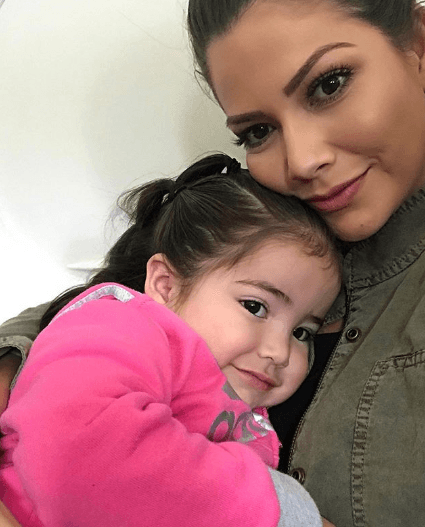 Aunque tuvo que viajar a México para continuar con su trabajo, y lo pudo hacer en compañía de su familia, Ana expresó: "mi corazón y pensamientos se quedaron en Miami".