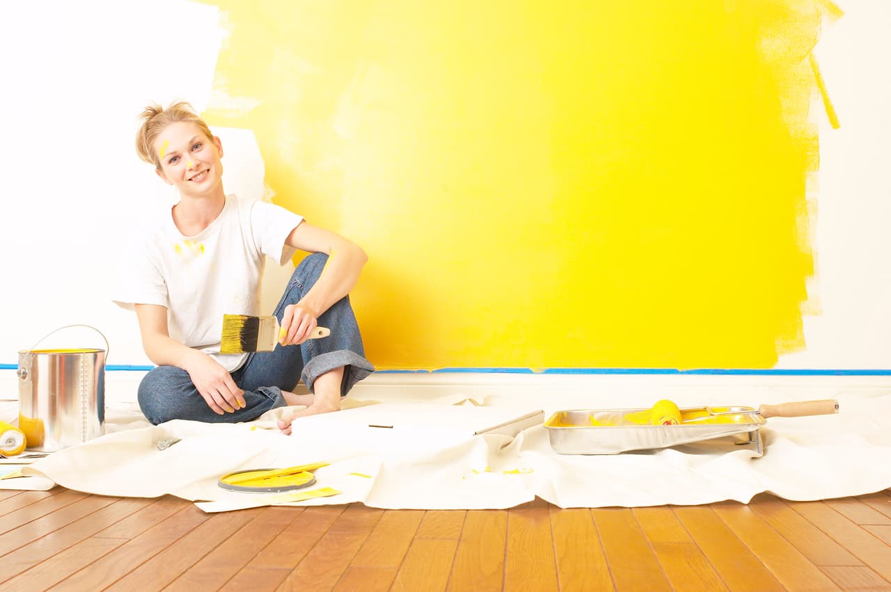 Aunque lo de hoy es atreverse y usar en la paredes y hasta techos de tu hogar colores más llamativos, hay tonos que nunca pasarán de moda y con los que lograrás habitaciones más iluminadas y con un efecto de amplitud.