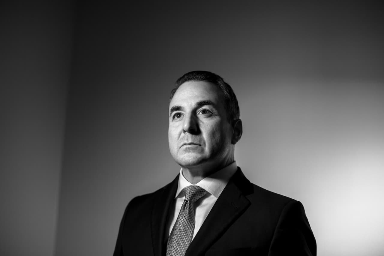 <b>“Tenemos que lograr que los hispanos entiendan que sí importan”. </b>La madre de Christian Becerra nació en EEUU pero muy pequeña la llevaron a Monterrey y su padre nació en Guanajuato, México. Los dos crecieron en Texas y toda su familia se instaló en el condado de Fort Bend. Becerra es abogado y cree que aunque tradicionalmente las comunidades hispanas no se meten en política “en este momento pueden lograr un cambio, pueden hacer la diferencia”. En su condado desde hace varias décadas solo republicanos blancos ganaban elecciones, “a veces cargados de racismo e ignorando a comunidades hispanas”, lo que desmotivó a los votantes. “Muchos se sienten que no están representados en las contiendas electorales, nacionales o locales, entonces, ¿para qué votar? Si logramos cambiar esta mentalidad no solo cambiaremos el condado, lo hará el estado y el país”.