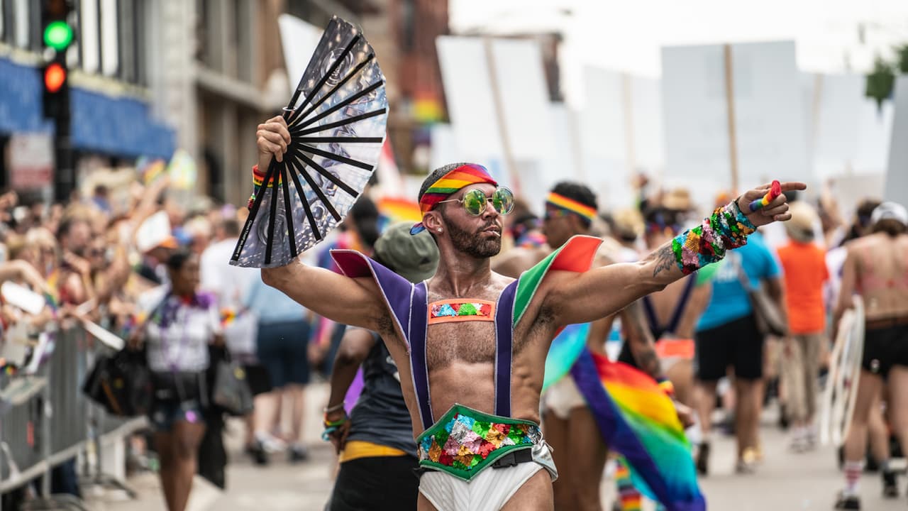 Este evento de orgullo conmemora la ocasión en que la comunidad LGBT y la policía tuvieron un encuentro en el barrio neoyorquino de Greenwich Village, específicamente en el bar de Stonewall.