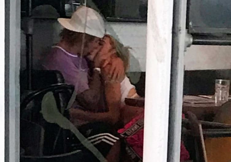 Y mientras Justin Bieber y Hailey Baldwin intentan fortalecer su matrimonio, Selena Gómez se mantiene concentrada en su felicidad. “El no es su preocupación ahora", dijo a Radar Online la amiga de la cantante.