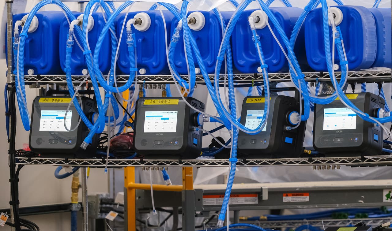 Trabajadores construyen los primeros ventiladores en las instalaciones de fabricación de General Motors en Kokomo, Indiana. GM y Ventec Life Systems se asociaron para la producción de estos equipos en respuesta a la pandemia del coronavirus.