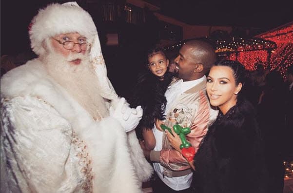 En esta foto del 25 de diciembre de 2015, Kim junto a su esposo y su hija North disfrutaron de la Navidad, siendo una de las primeras fotografías de la socialite después de dar a luz Saint.