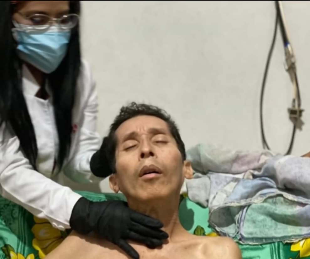 No fue hasta que una brigada médica estadounidense llegó a Honduras que por fin supieron que lo que Misael padecía era espondilitis anquilosante, una variedad crónica de la artritis que afecta considerablemente a huesos y articulaciones en la base de la columna.
<br>