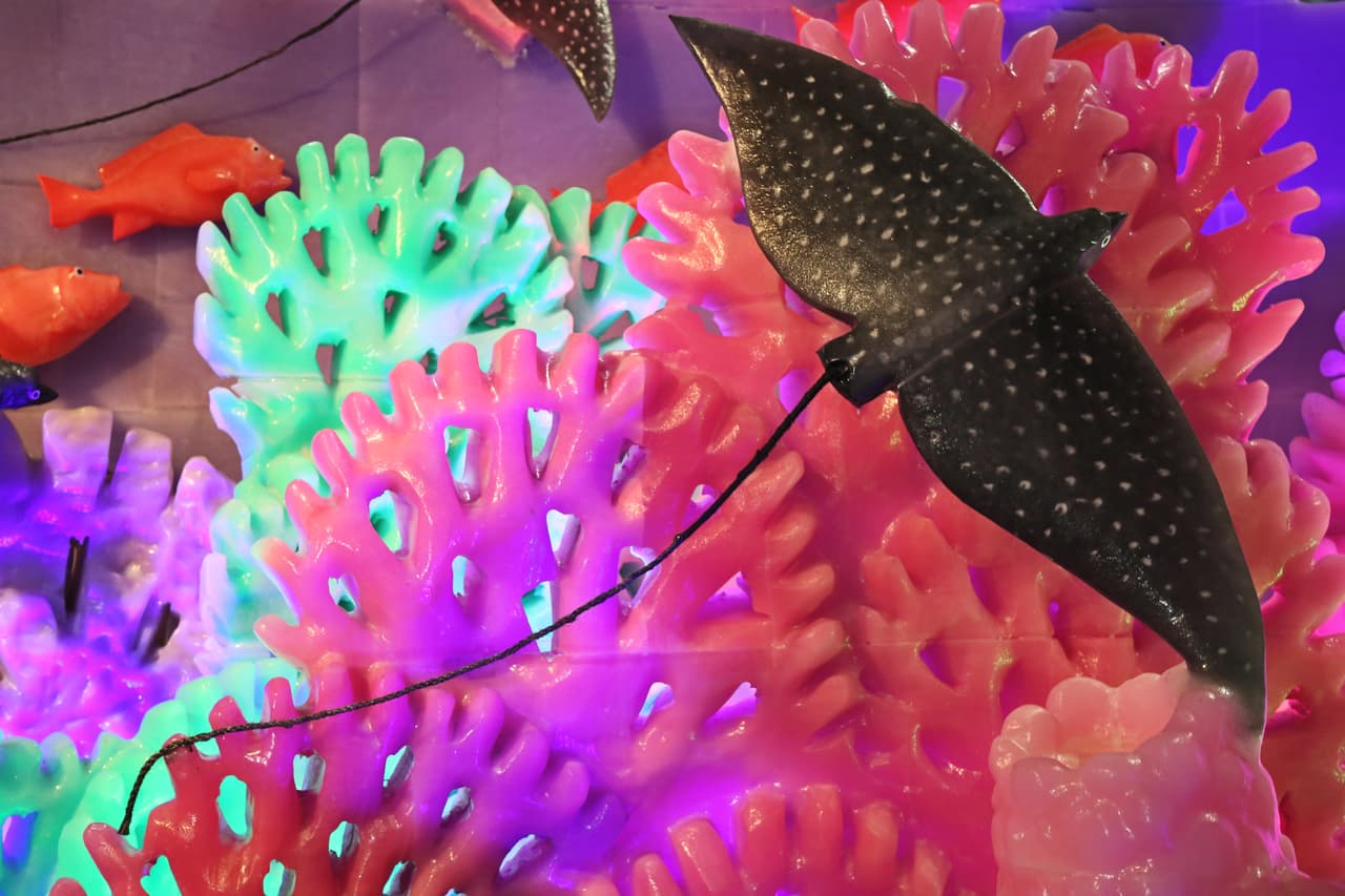 Los talladores de hielo no desestimaron ningún detalle a la hora de esculpir las manta rayas.