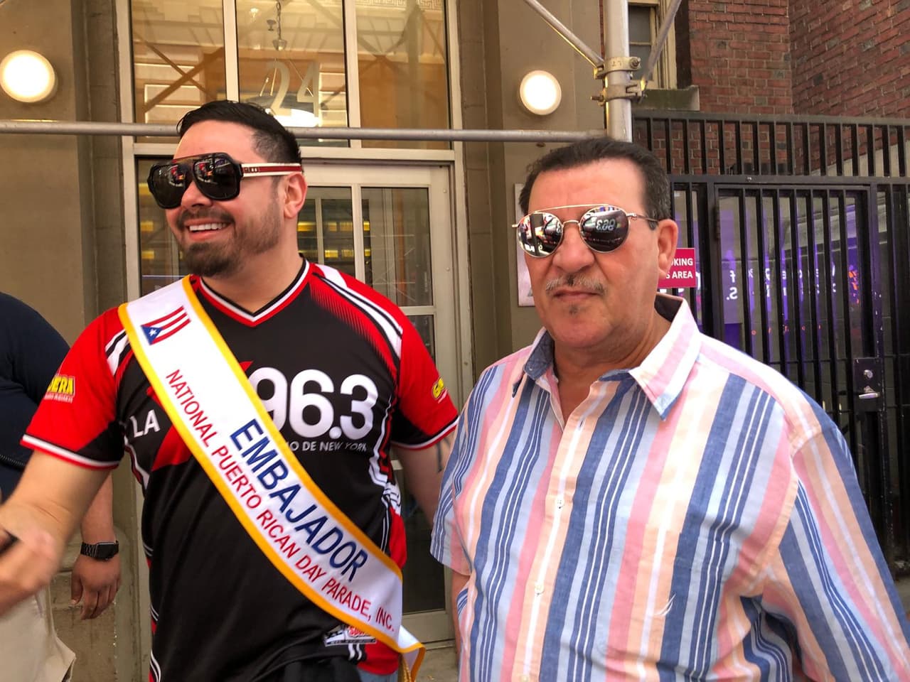 DJ Bacan Bacan de la X 96.3 FM, quien es Embajador del desfile y el gallo de la salsa Tito Rojas.