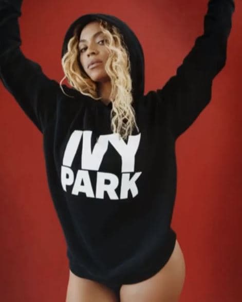 Sabes que Beyoncé siempre está un paso adelante, y mientras otras cantantes colaboran con marcas reconocidas. La cantante de 'Halo' decidió lanzar su propia línea de ropa deportiva que lleva por nombre 'Ivy Park'.