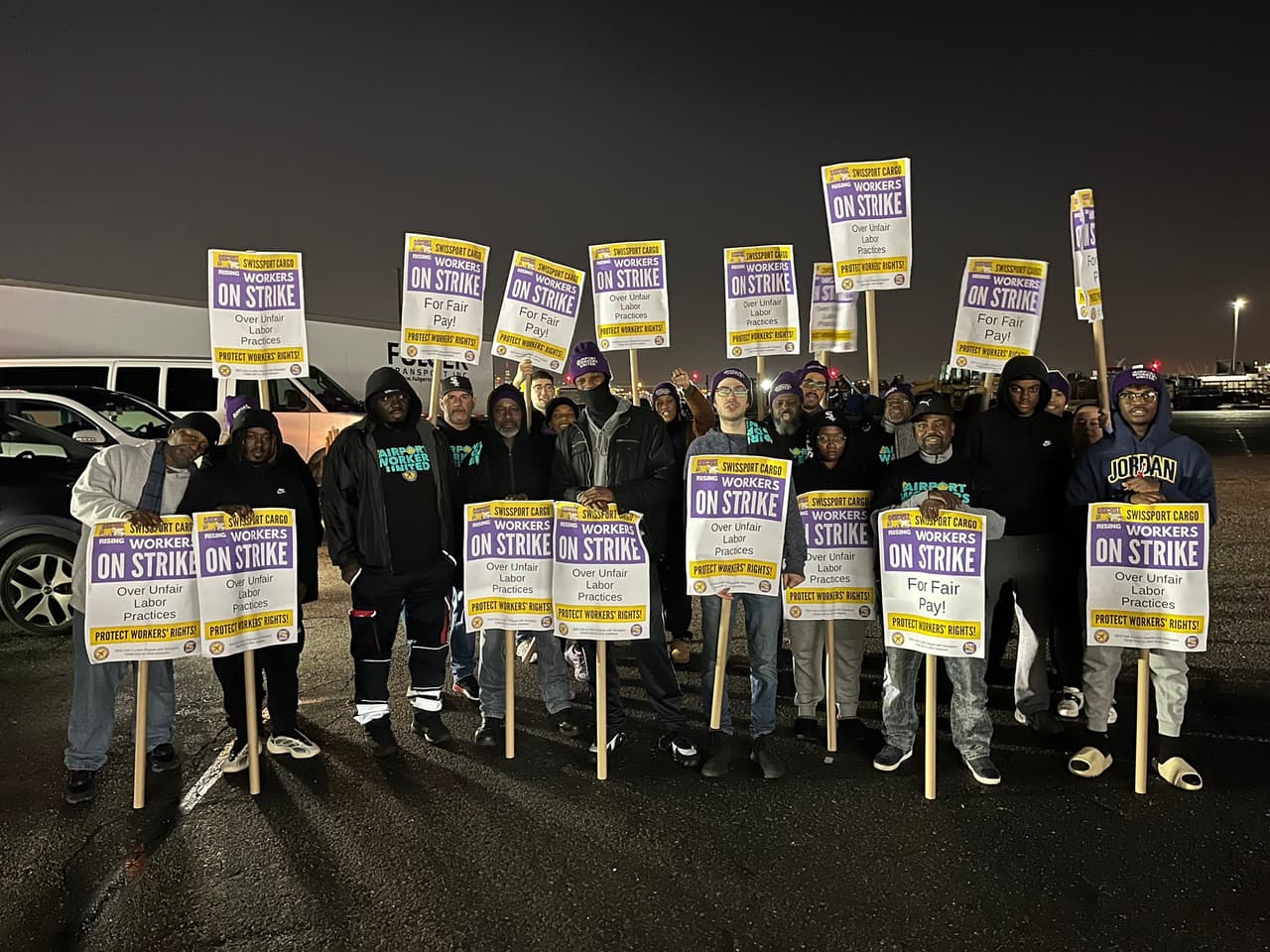 Grupo de trabajadores de aeropuerto de Newark van a huelga; exigen mejores salarios