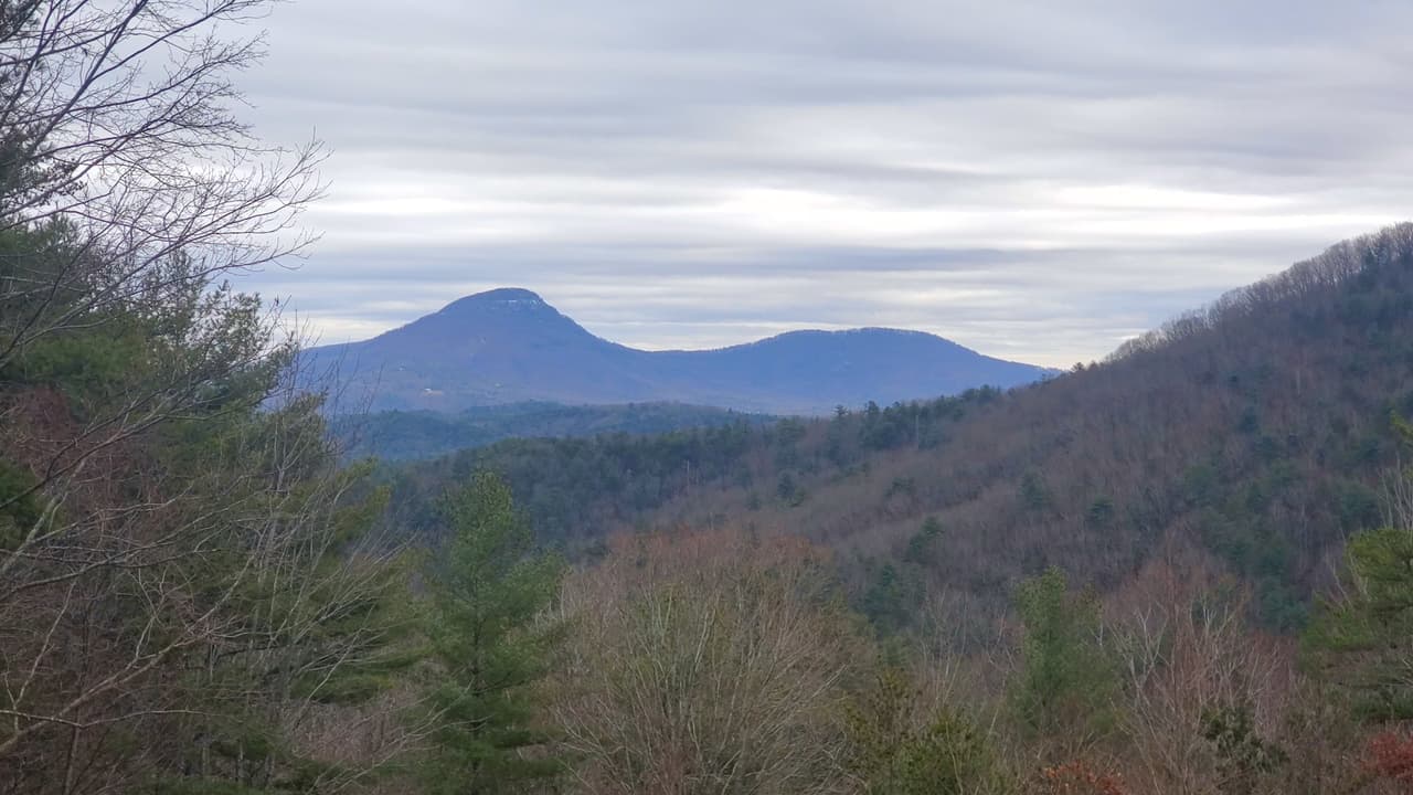 Ya en el lugar, notarás que desde el estacionamiento podrás ver una vista impresionante de 
<b><a href="https://www.univision.com/local/atlanta-wuvg/conquistta-mount-yonah-espectacular-coloso-piedra-georgia-fotos">Mount Yonah</a></b>.