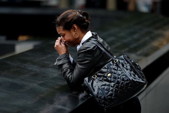 La ceremonia para conmemorar el decimotercer aniversario del 11 de septiembre de 2001 con la que los neoyorquinos recuerdan a las casi 3,000 víctimas de los atentados de esa fecha contra Estados Unidos, arrancó en el Memorial del 9/11. Líderes políticos, familiares de las víctimas y agentes de orden participaron en la ceremonia en la cual los nombres de cada víctima fueron leídos.