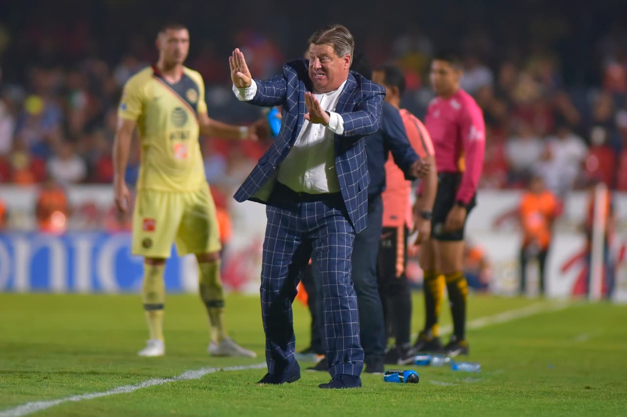 A pesar de la ventaja de su equipo, el 'Piojo' quería más y daba indicaciones a sus pupilos para ampliar la ventaja. Al descanso el resultado era favorable por la mínima para los visitantes.