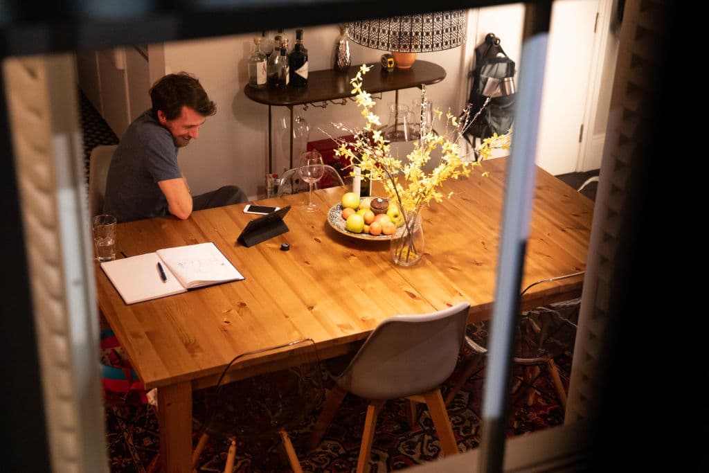 <b>Cine en casa</b>. El cierre de los cines alteró el calendario con dos respuestas muy diferentes: los grandes estudios decidieron guardar sus superproducciones para un mejor momento, mientras que las cintas pequeñas y sin grandes expectativas comerciales encontraron en la televisión la manera de llegar al público durante el confinamiento.
<br>