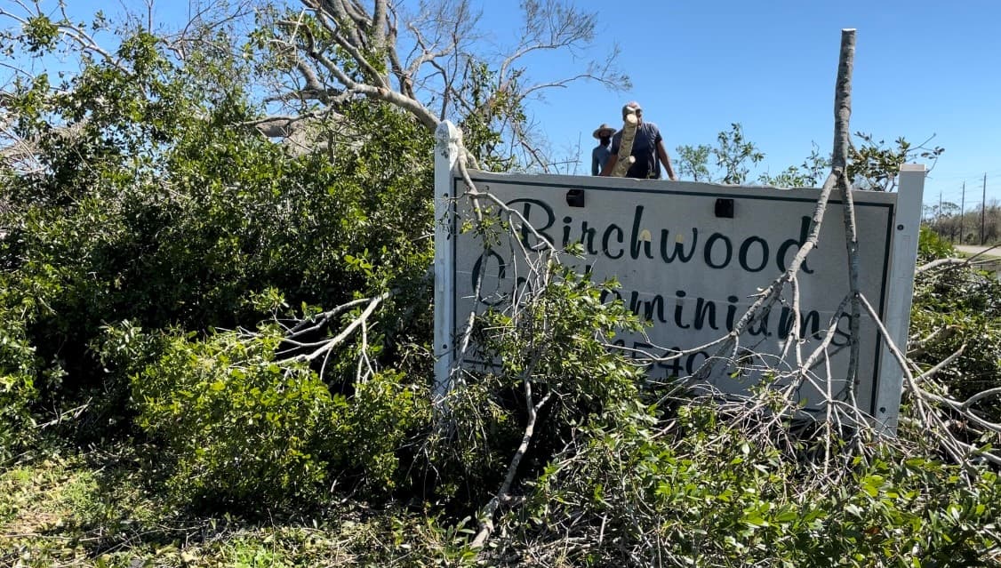 Los residentes de Birchwood Condominiums en Charlotte Harbor están agradecidos a los trabajadores hispanos que llegaron para limpiar los daños de la tormenta apenas 24 horas después del paso del huracán Ian.