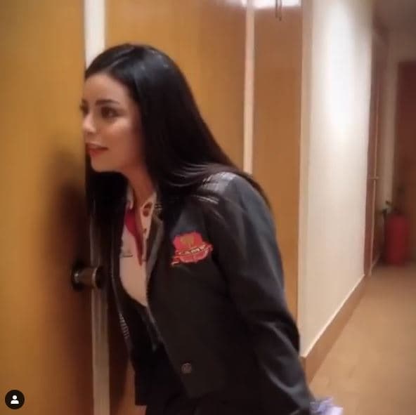 “¿Y si hacemos un reencuentro? Ven vamos a jugar. Ya no te puedo ver jamás, en España estás o creo que no estás", se escucha cantar a Violeta.