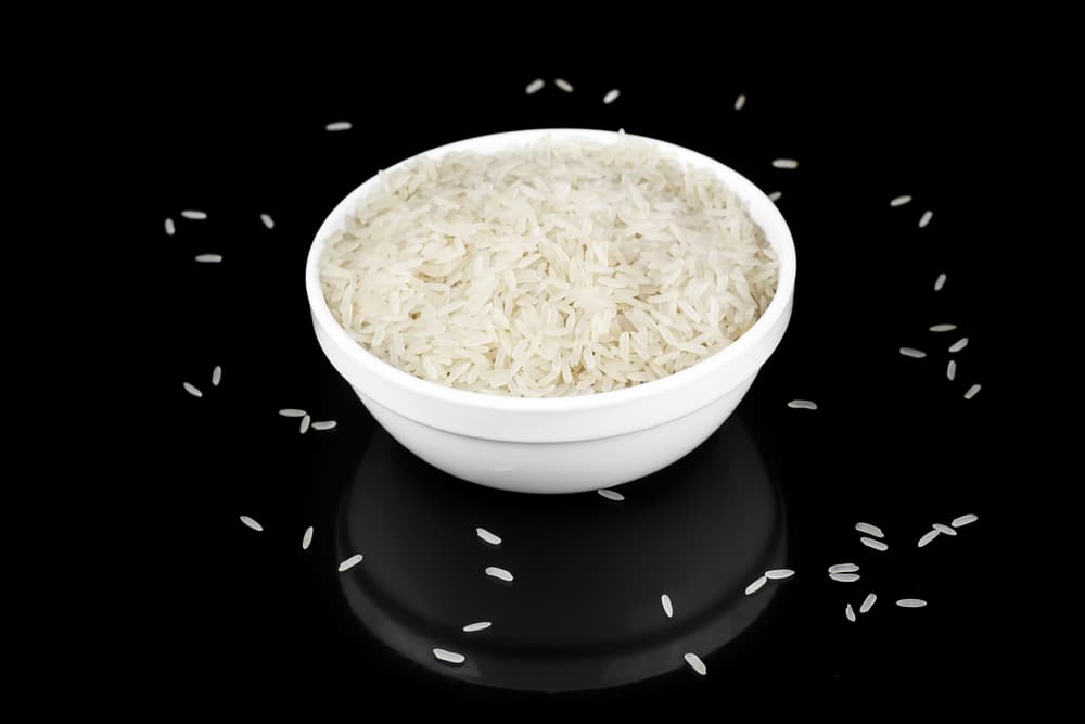 Posteriormente vas a colocar el vaso encima del plato con arroz, pondrás tus dos manos encima de todo lo que compone a la receta y dirás el siguiente decreto:
<br>