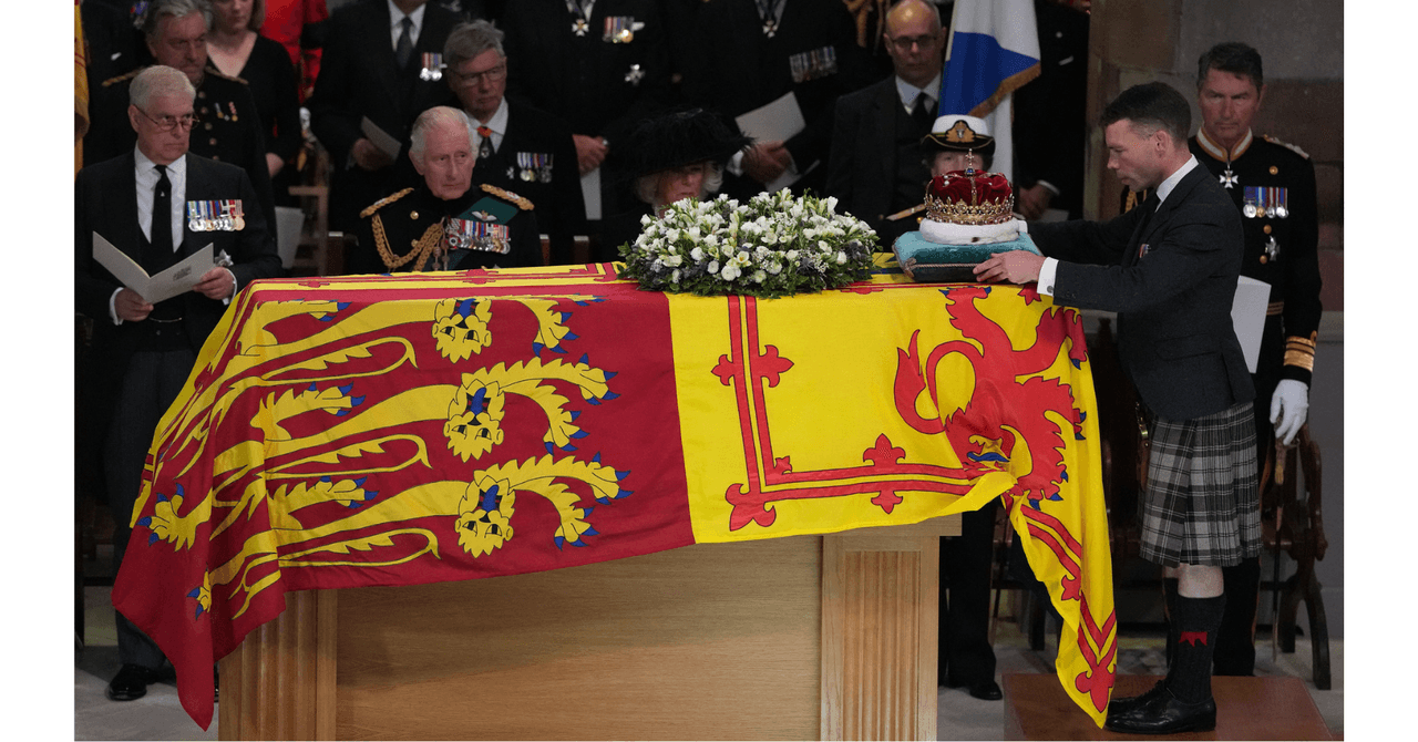 Féretro de la reina Isabel II en la catedral de Saint Giles