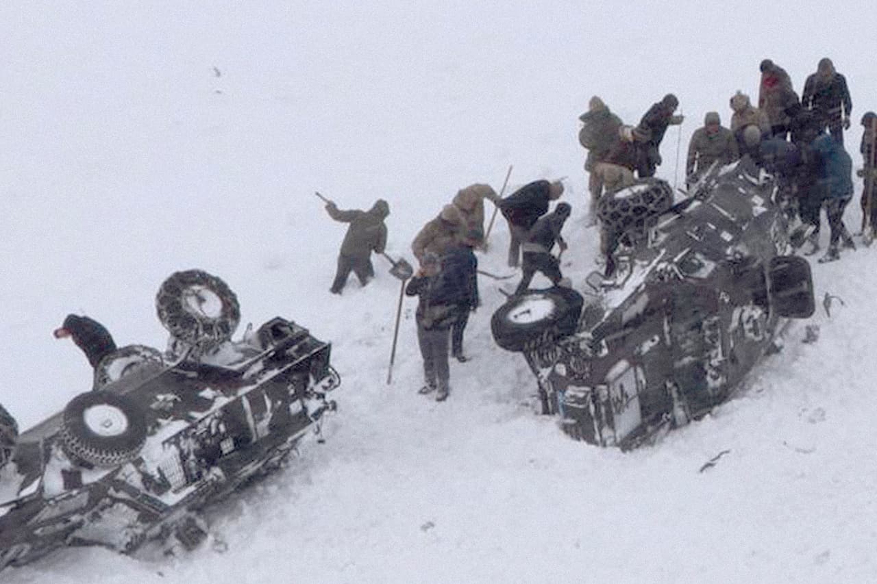 Otros 30 miembros de los servicios de emergencias fueron rescatados de entre la nieve y hospitalizados, según el gobernador local, Mehmet Emin Bilmez.