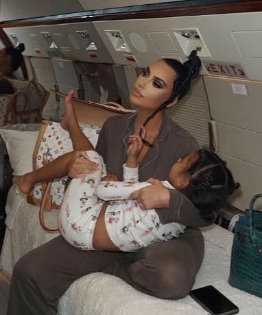 La sesión de fotos donde participaron North, Kim y Kris fue con el prop´ósito de celebrar los 10 años de la bolsa Peekaboo de la firma italiana Fendi.