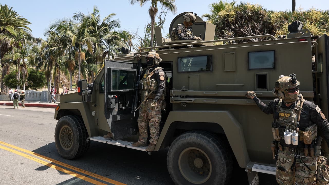 El lunes 7 de julio por la mañana, 
<a href="https://www.univision.com/local/los-angeles-kmex/redada-migratoria-tropas-parque-macarthur-indignacion-los-angeles">tropas armadas, vehículos militare y agentes federales</a> irrumpieron en el Parque MacArthur, en pleno campamento de verano infantil.