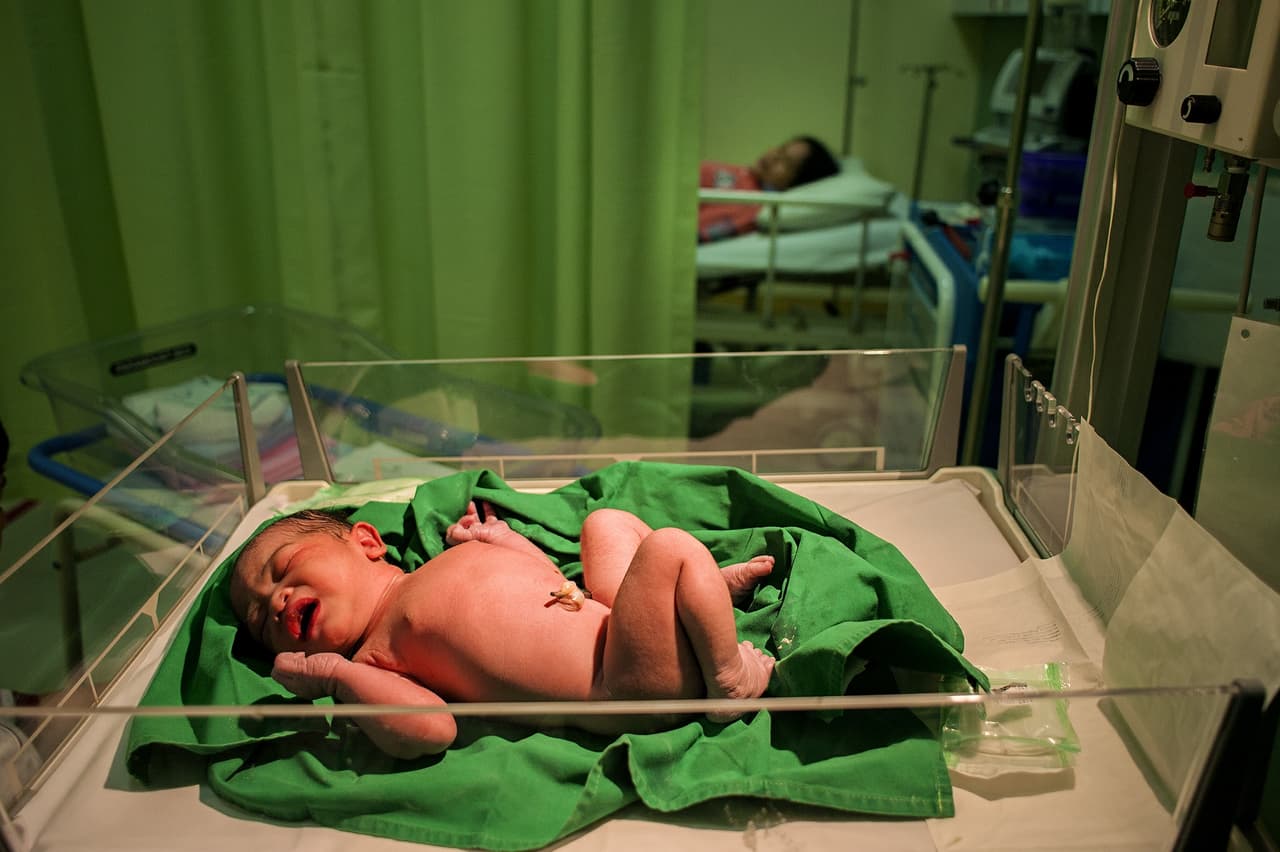 <b>'Recién nacido'</b>, tomada en Riau, Indonesia. “El hospital estuvo tan ocupado esa noche que mi esposa dio a luz sin la ayuda de un médico, pero con la valiosa ayuda de un fantástico equipo de parteras”, dijo el autor de la fotografía.
<br>