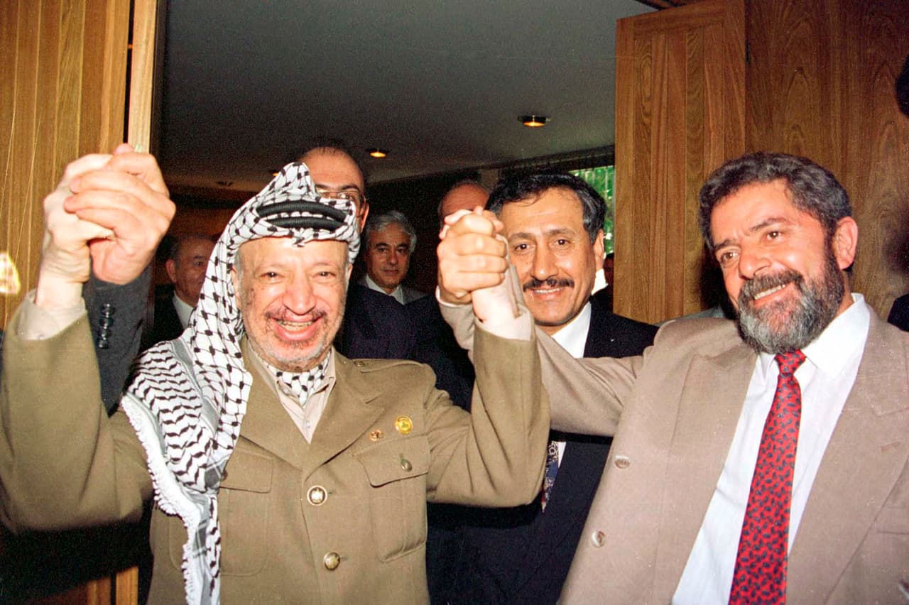 Aunque no conseguía éxito electoral, Lula da Silva era conocido dentro y fuera de su país como un líder auténtico que se enorgullecía de su origen humilde y que 
<b>hablaba de sí mismo como un hombre “casi analfabeto”.</b> En la imagen, junto al líder palestino Yasser Arafat cuando visitó Brasil en 1995.