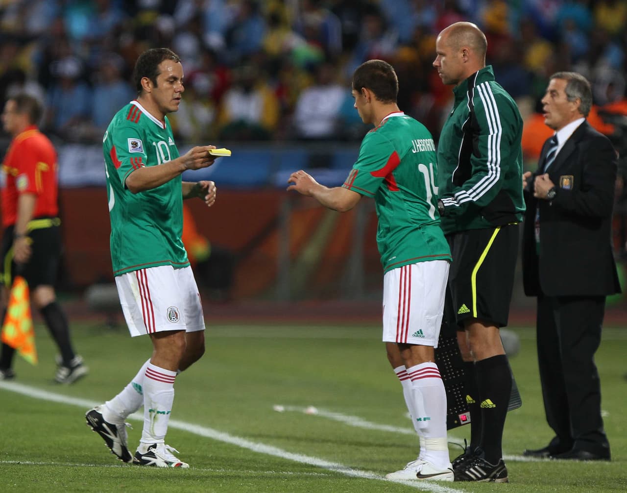 Cuauhtémoc Blanco cree que Chicharito sufrirá en la MLS