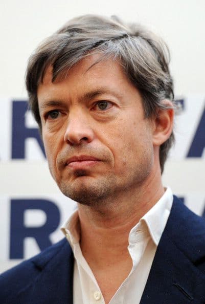 Dona la mayor parte de su dinero. Vive en hoteles, pues no tiene casa.