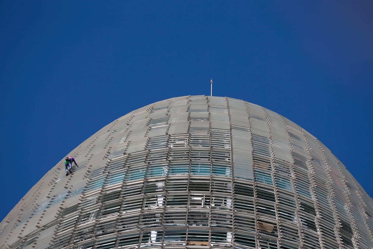 Robert, quien no usó ningún arnés, llegó hasta la planta 26 de las 34 que tiene la torre, pues los bomberos le pidieron que no continuara subiendo y que entrara al edificio, algo que no hizo pero sí emprendió la bajada de regreso.